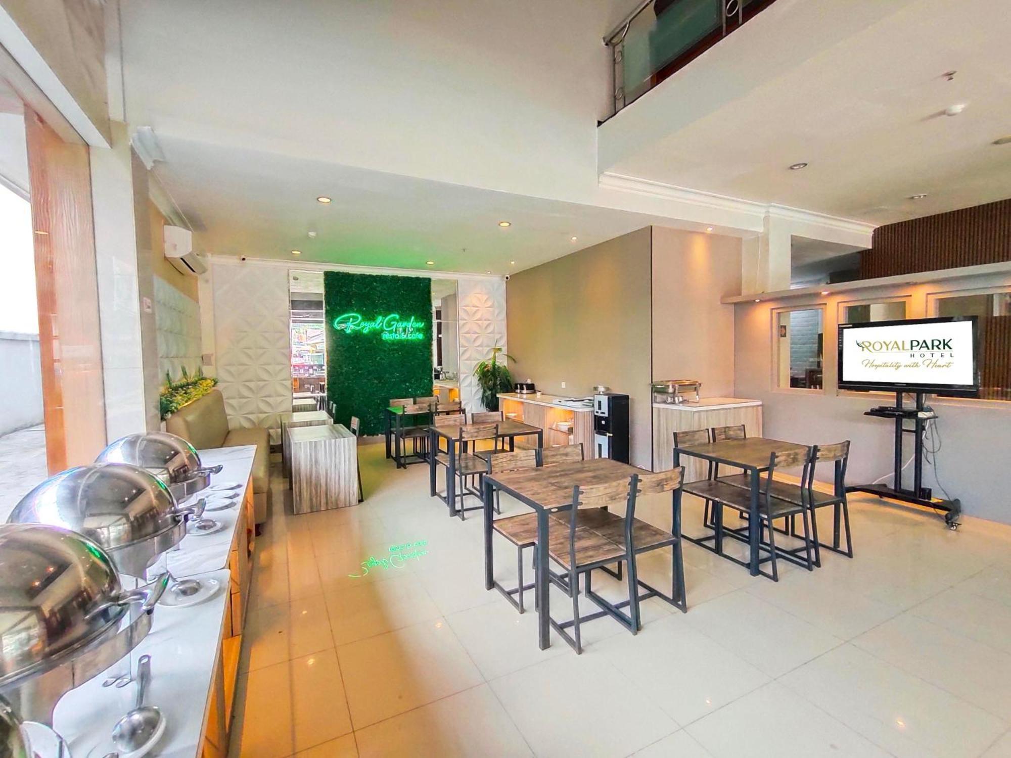 Royal Park Hotel Samarinda Exterior photo